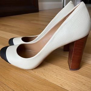 Banana Republic cream leather Kiley pump.